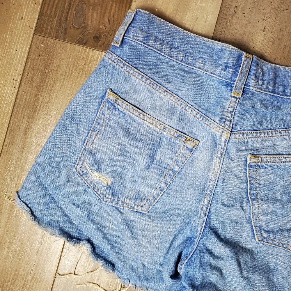 Forever 21 Distressed Jean Shorts Medium Wash Size 25